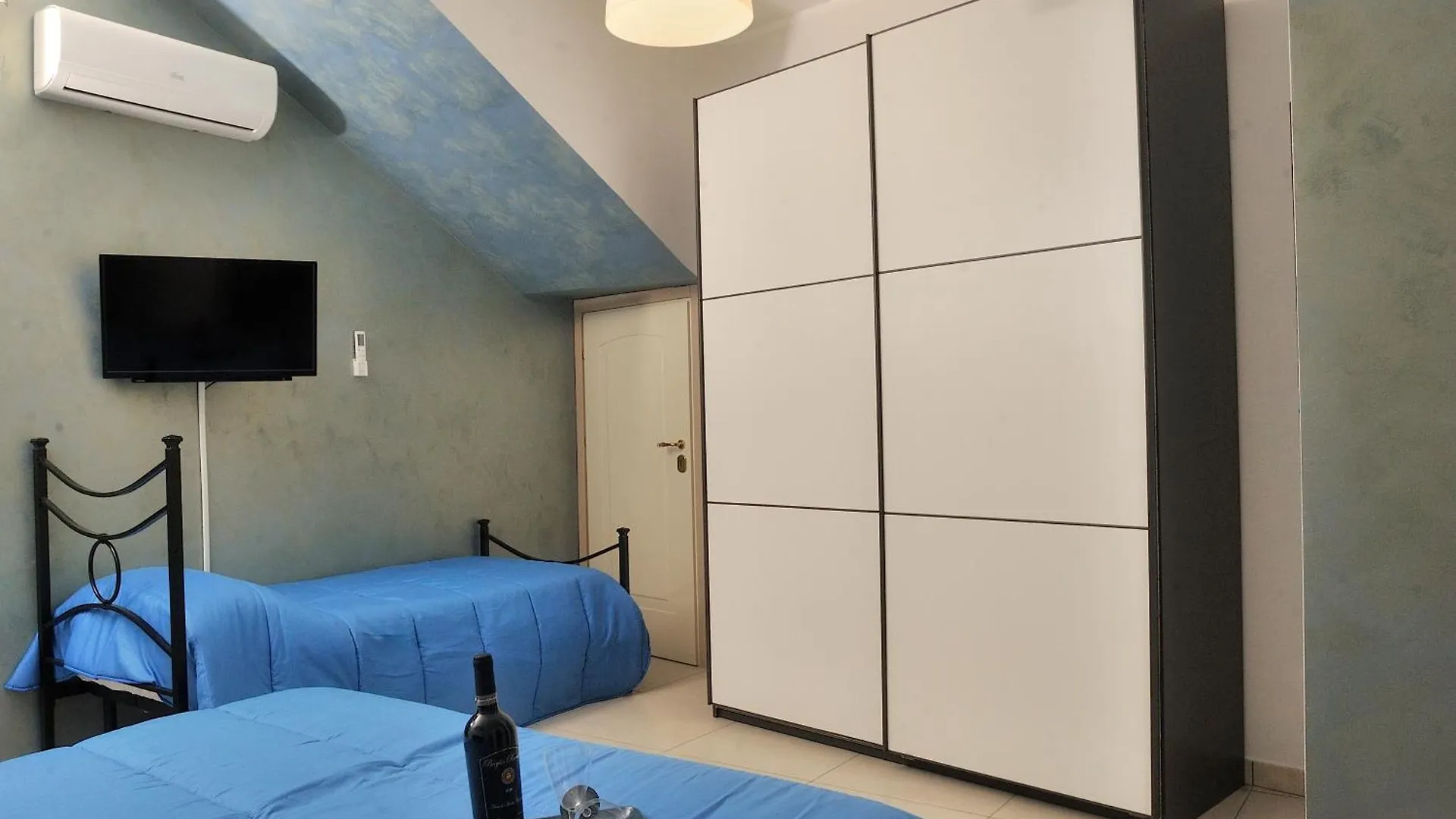 Elsa Cori Me Otel Favara 0*,  İtalya