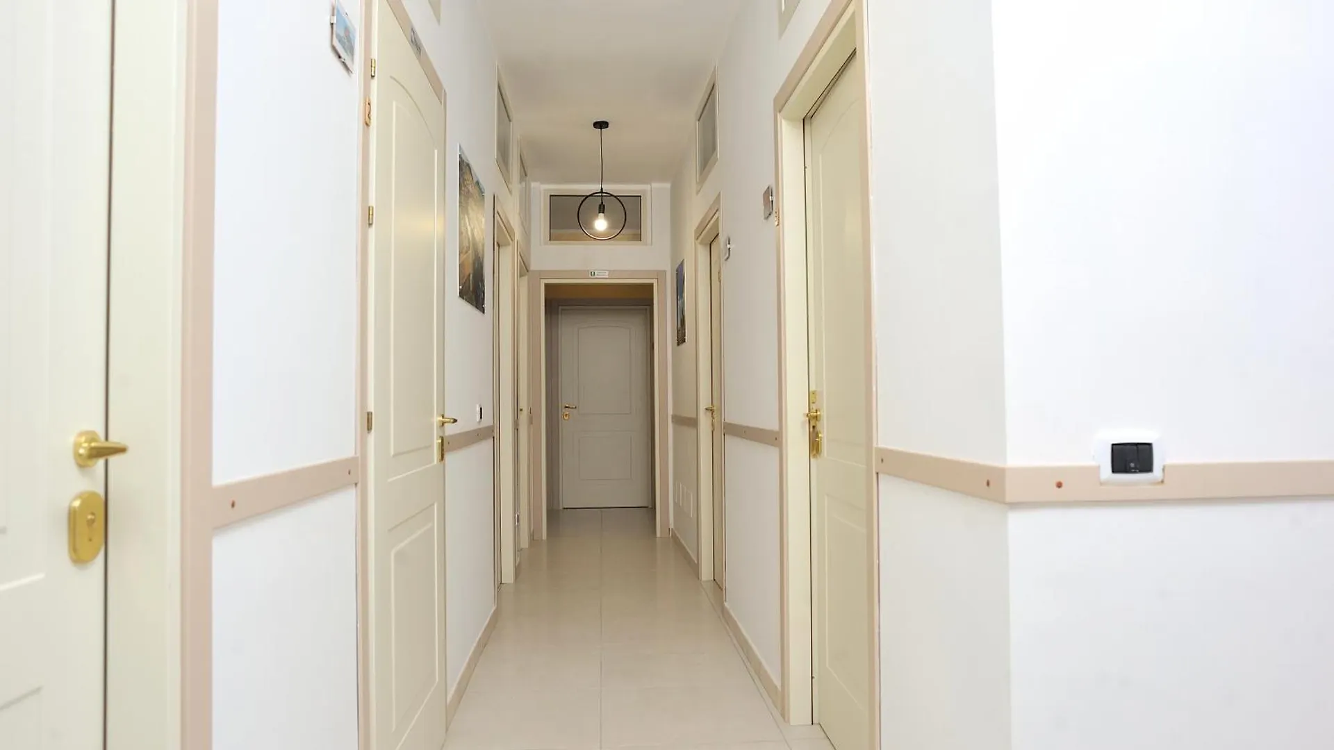 Elsa Cori Me Otel Favara 0*,  İtalya
